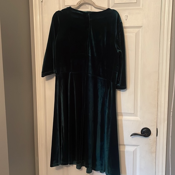 Green velvet dress - Picture 3 of 4